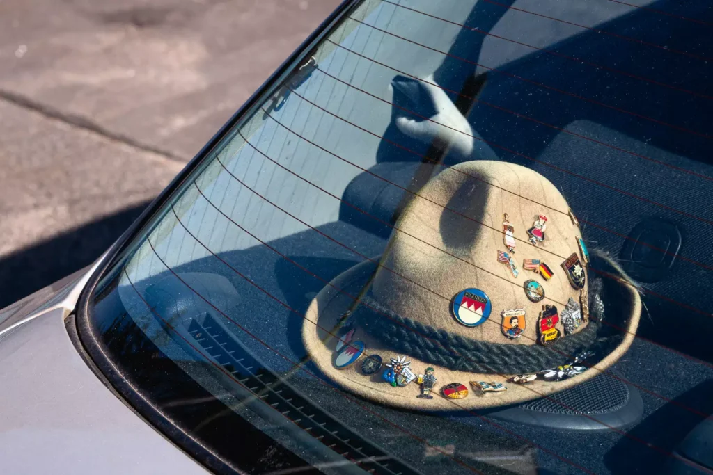 Ein Hut mit Abzeichen